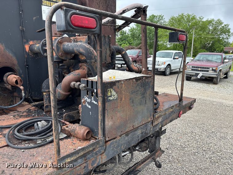 image for item FC5768 1990 Ford F800 oil distributor truck