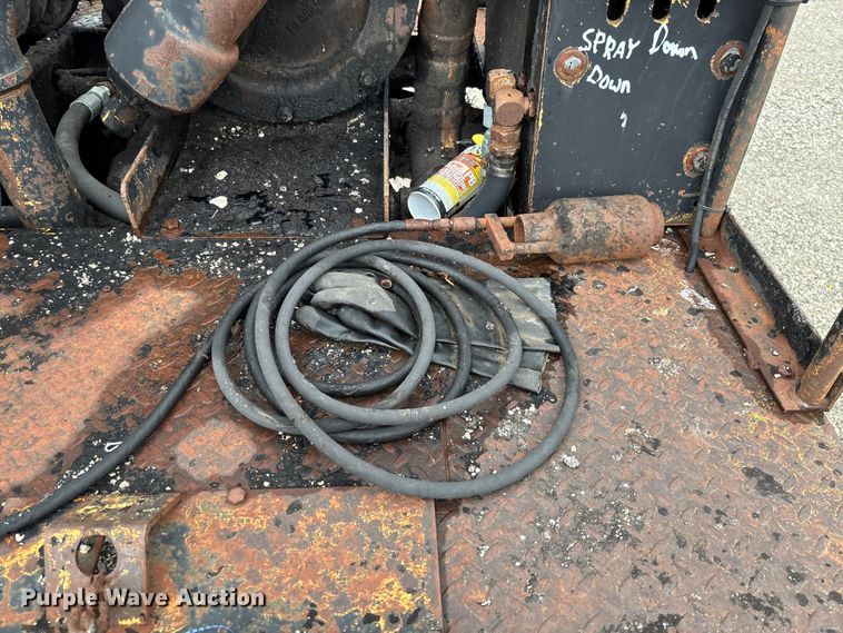 image for item FC5768 1990 Ford F800 oil distributor truck