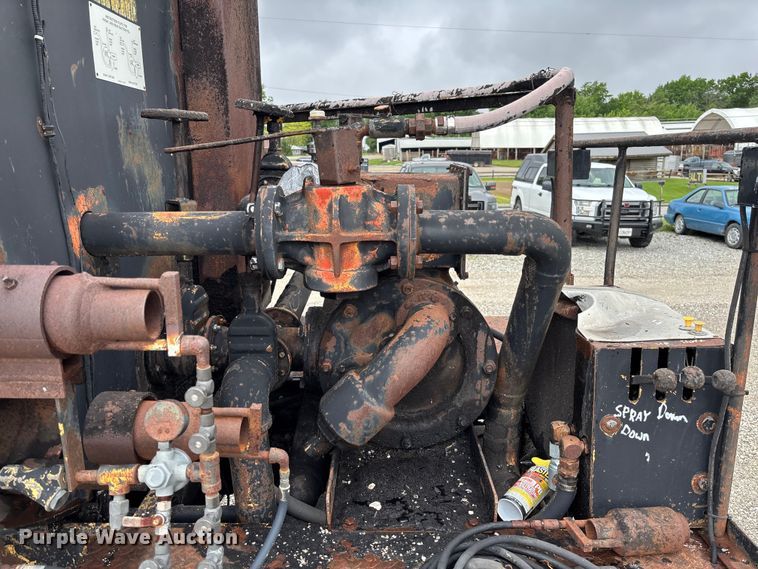 image for item FC5768 1990 Ford F800 oil distributor truck