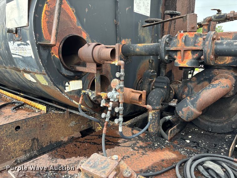 image for item FC5768 1990 Ford F800 oil distributor truck