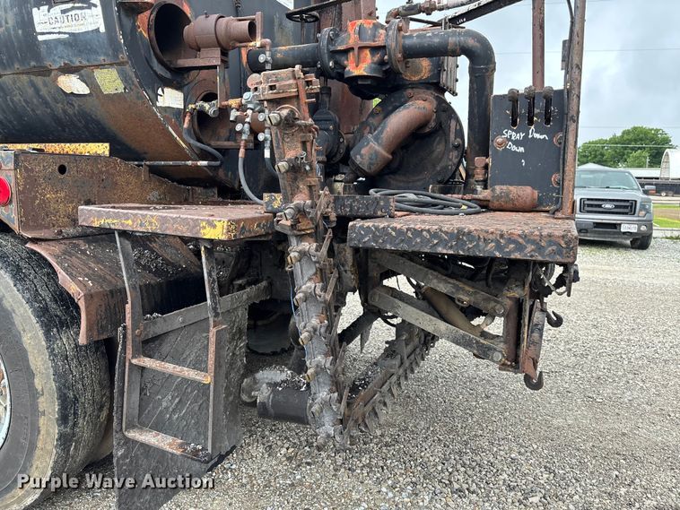 image for item FC5768 1990 Ford F800 oil distributor truck