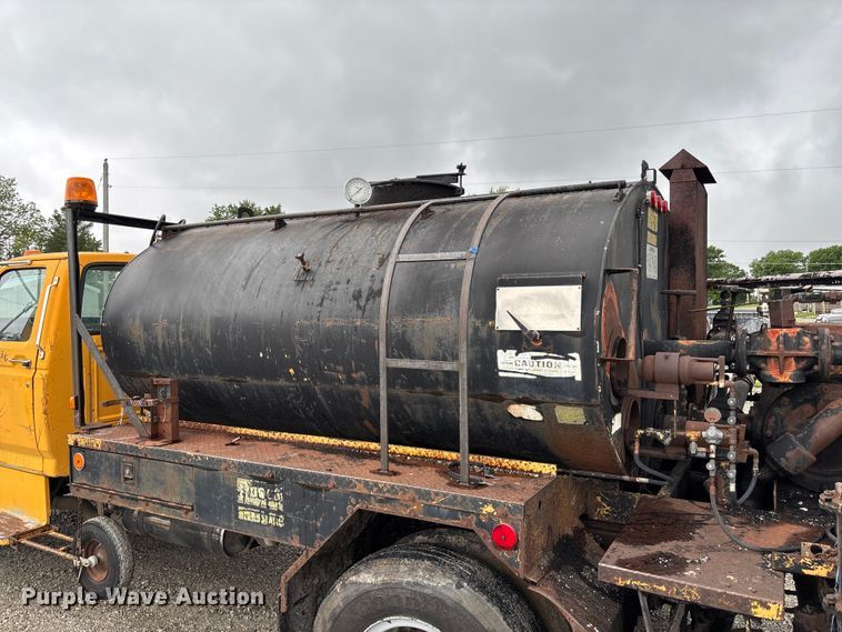 image for item FC5768 1990 Ford F800 oil distributor truck
