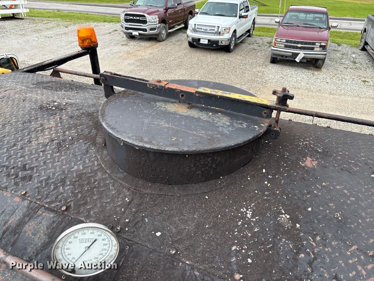 image for item FC5768 1990 Ford F800 oil distributor truck