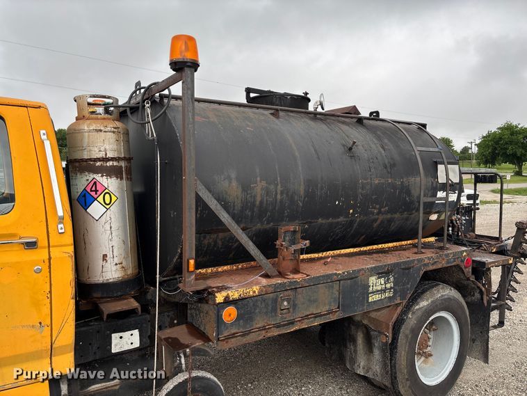 image for item FC5768 1990 Ford F800 oil distributor truck