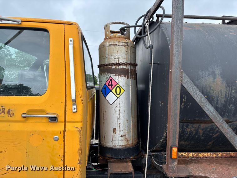 image for item FC5768 1990 Ford F800 oil distributor truck