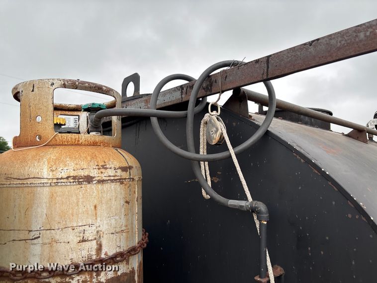 image for item FC5768 1990 Ford F800 oil distributor truck