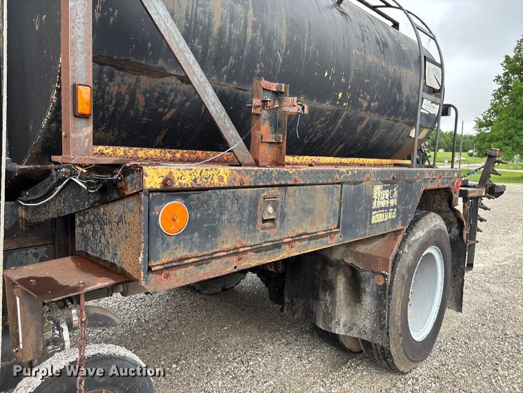 image for item FC5768 1990 Ford F800 oil distributor truck