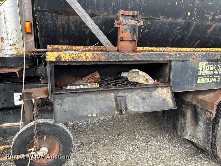 image for item FC5768 1990 Ford F800 oil distributor truck