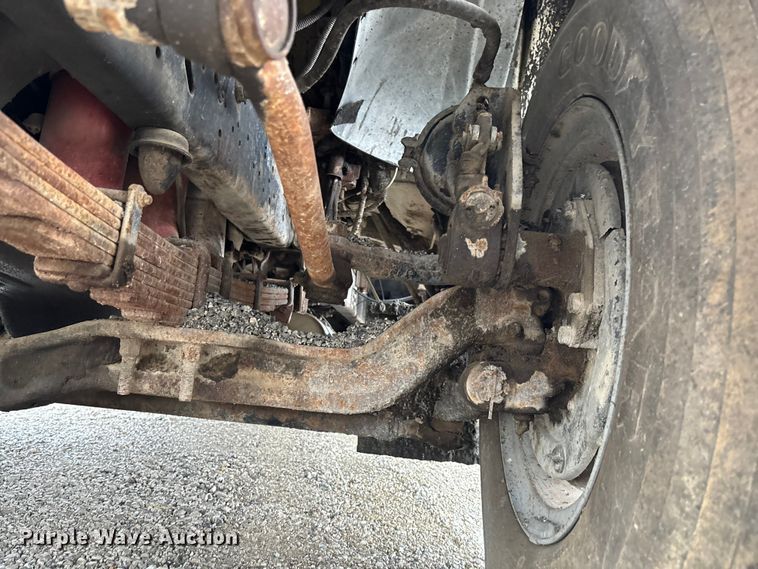 image for item FC5768 1990 Ford F800 oil distributor truck