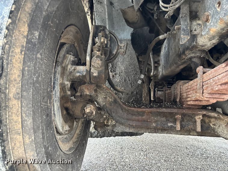 image for item FC5768 1990 Ford F800 oil distributor truck