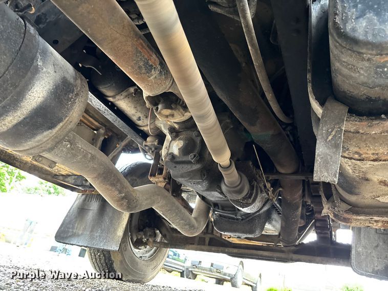image for item FC5768 1990 Ford F800 oil distributor truck