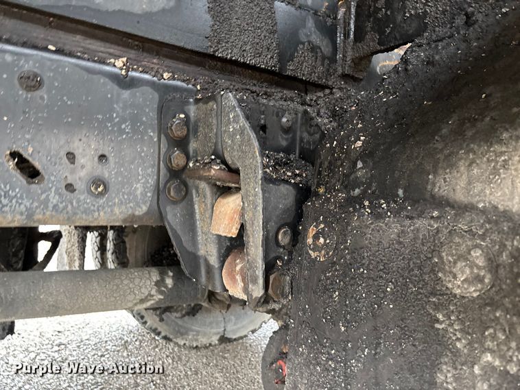 image for item FC5768 1990 Ford F800 oil distributor truck