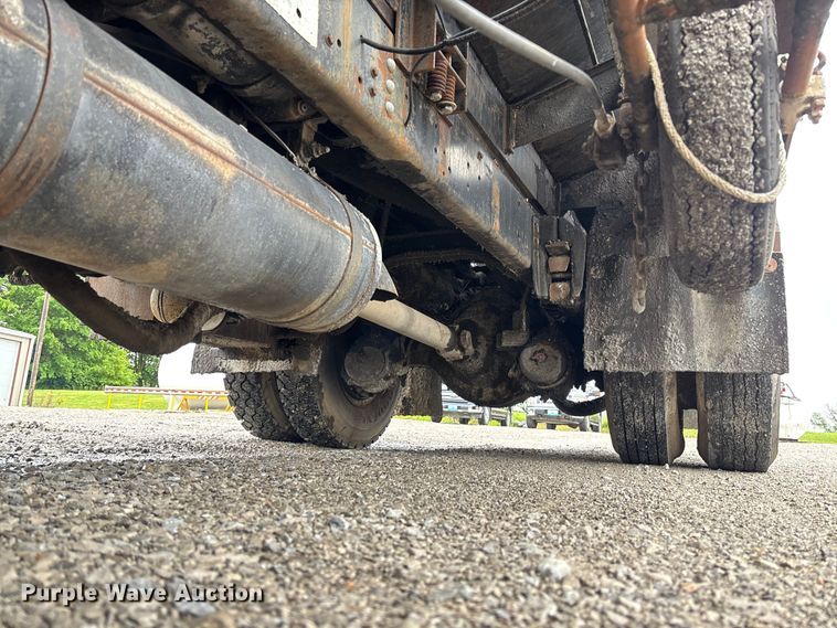 image for item FC5768 1990 Ford F800 oil distributor truck