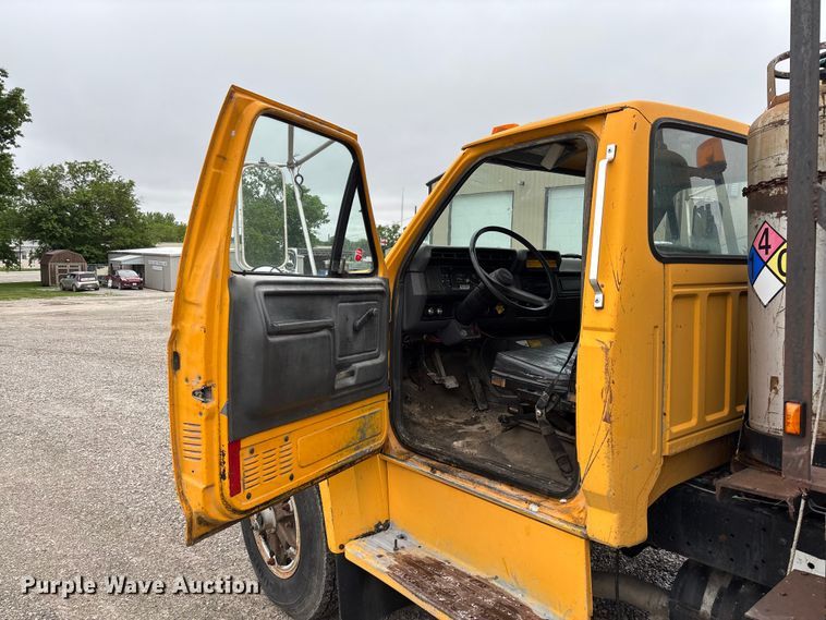 image for item FC5768 1990 Ford F800 oil distributor truck