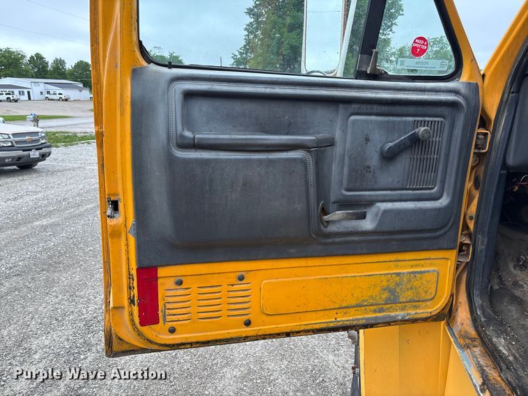image for item FC5768 1990 Ford F800 oil distributor truck