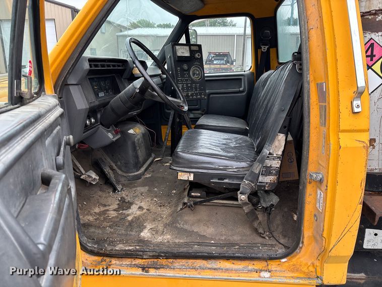 image for item FC5768 1990 Ford F800 oil distributor truck