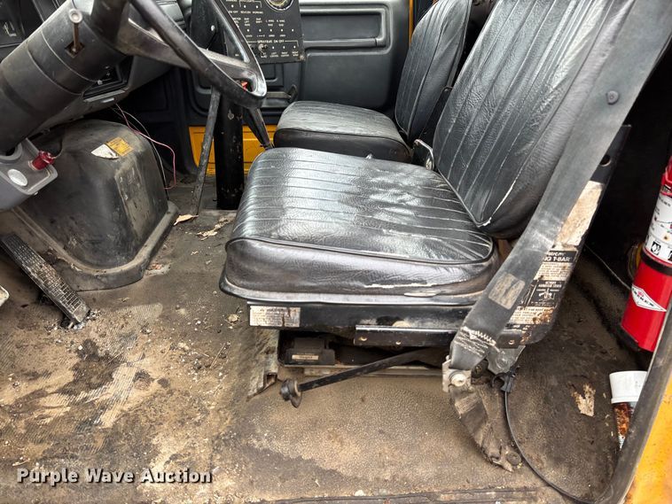image for item FC5768 1990 Ford F800 oil distributor truck
