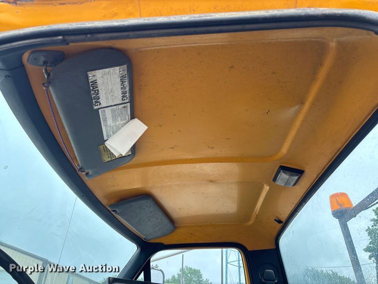 image for item FC5768 1990 Ford F800 oil distributor truck