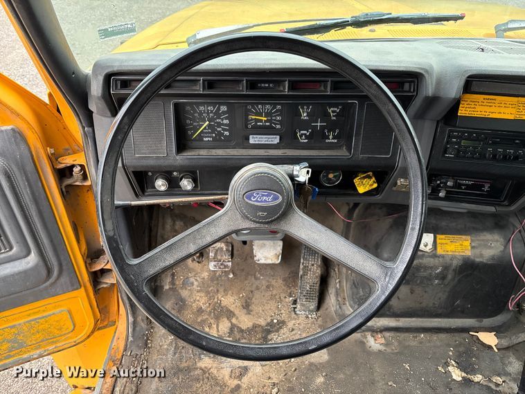 image for item FC5768 1990 Ford F800 oil distributor truck
