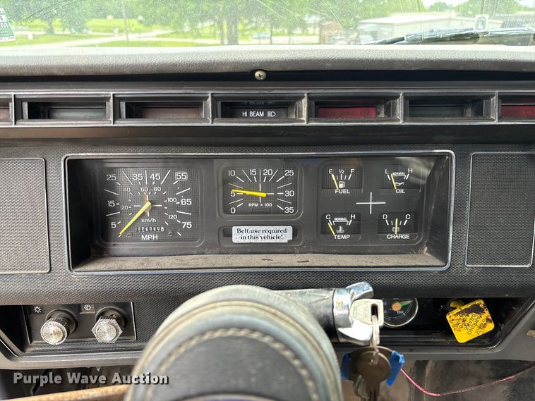 image for item FC5768 1990 Ford F800 oil distributor truck