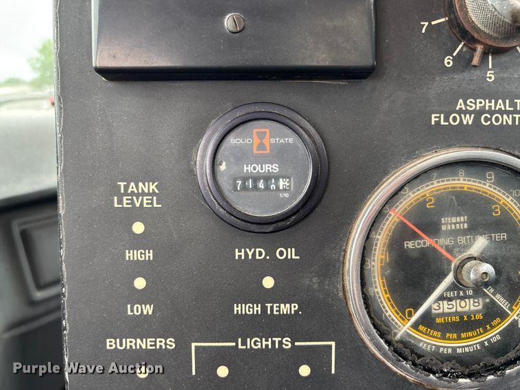 image for item FC5768 1990 Ford F800 oil distributor truck