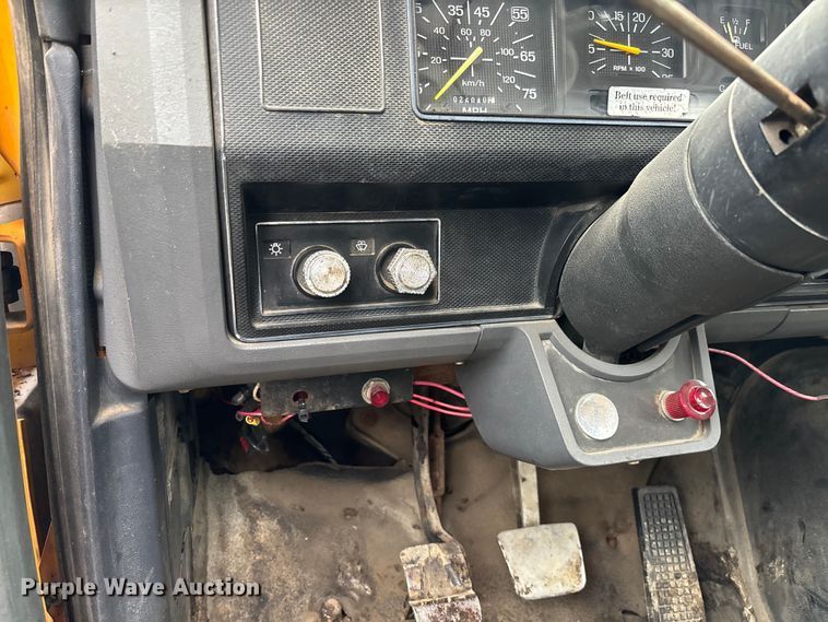 image for item FC5768 1990 Ford F800 oil distributor truck