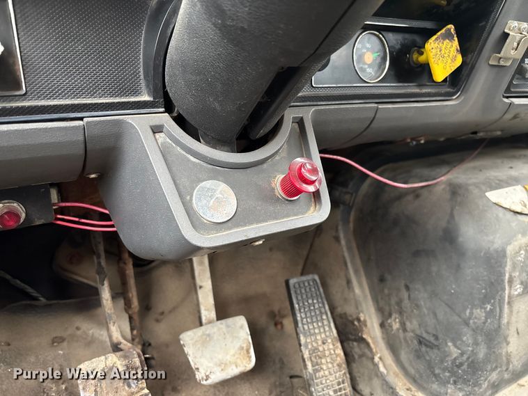 image for item FC5768 1990 Ford F800 oil distributor truck