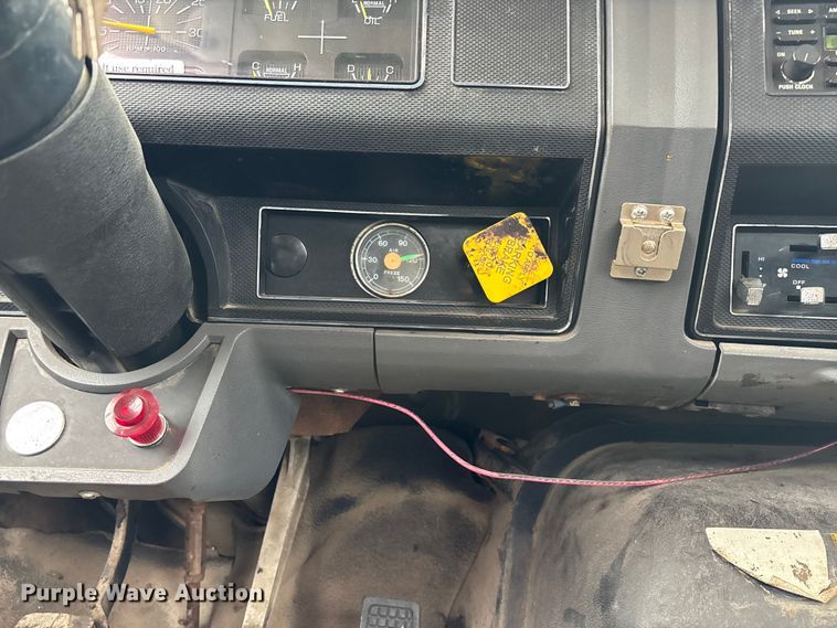 image for item FC5768 1990 Ford F800 oil distributor truck