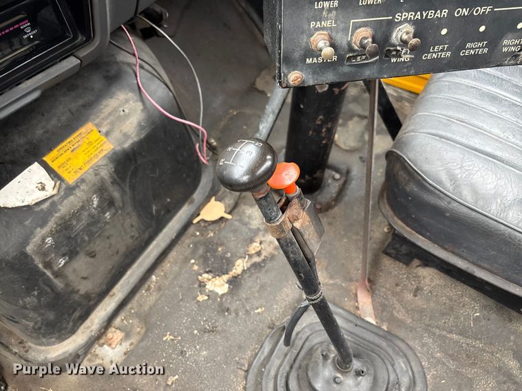 image for item FC5768 1990 Ford F800 oil distributor truck