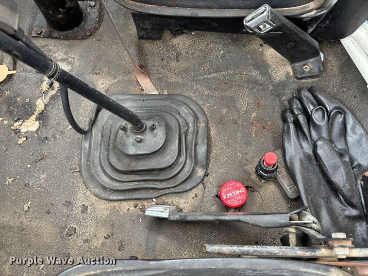 image for item FC5768 1990 Ford F800 oil distributor truck