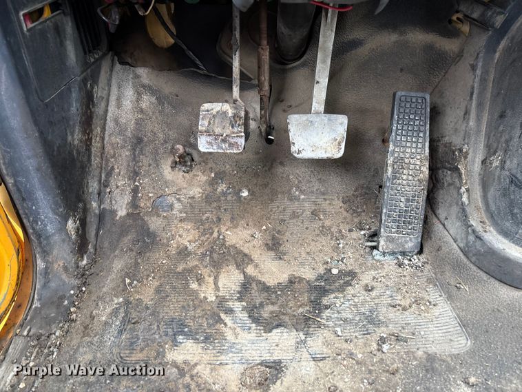 image for item FC5768 1990 Ford F800 oil distributor truck