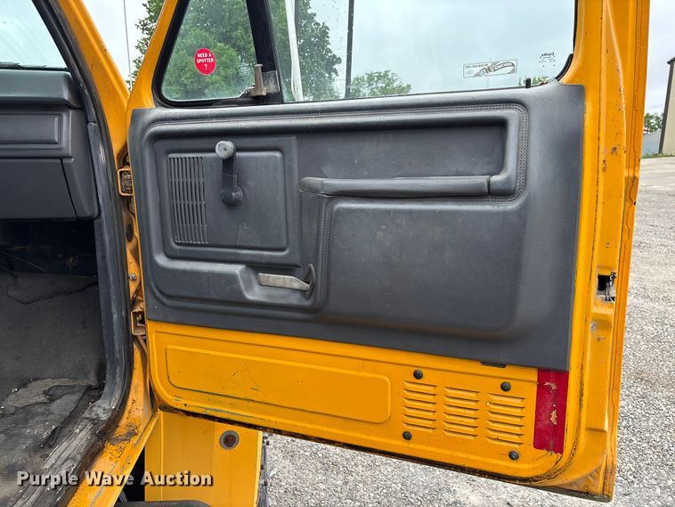 image for item FC5768 1990 Ford F800 oil distributor truck