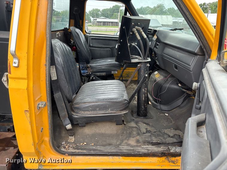 image for item FC5768 1990 Ford F800 oil distributor truck