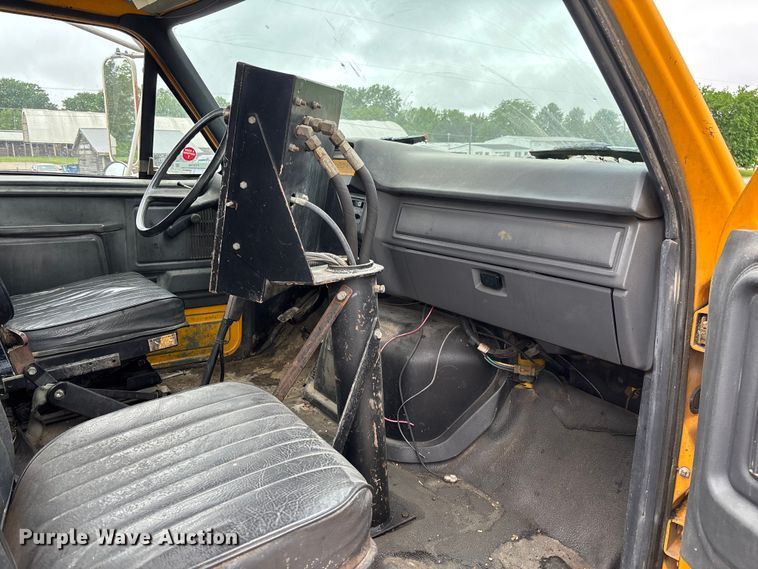 image for item FC5768 1990 Ford F800 oil distributor truck