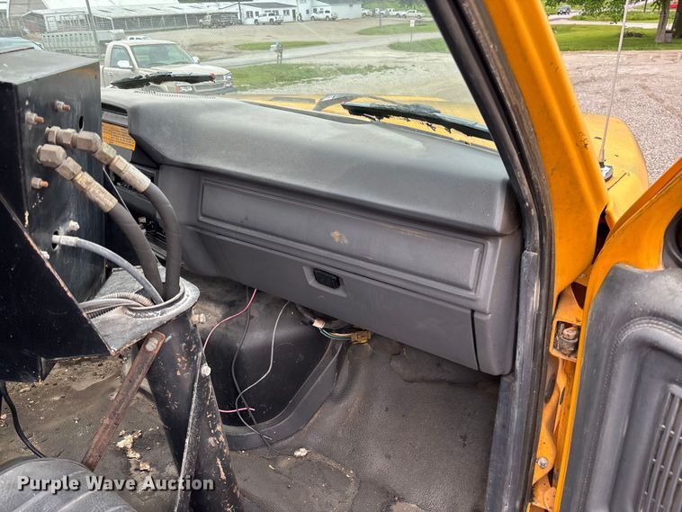 image for item FC5768 1990 Ford F800 oil distributor truck