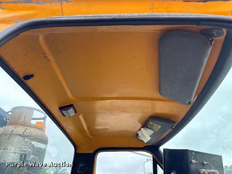 image for item FC5768 1990 Ford F800 oil distributor truck