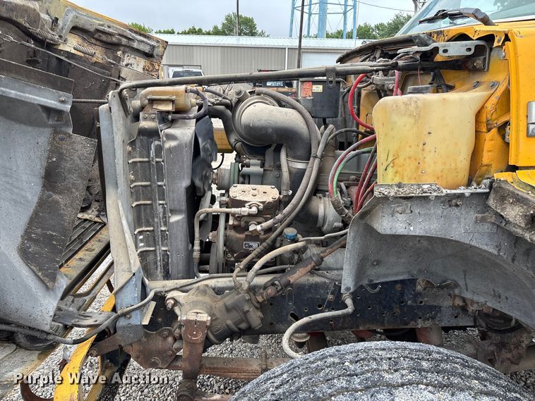 image for item FC5768 1990 Ford F800 oil distributor truck