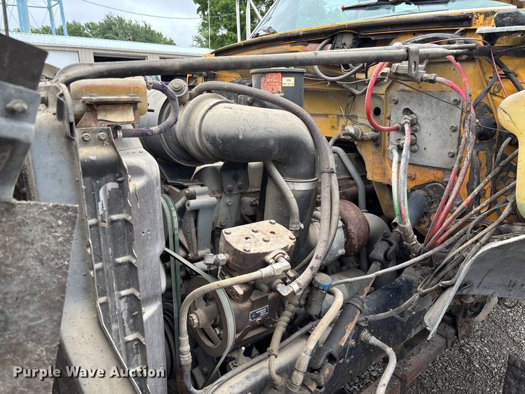 image for item FC5768 1990 Ford F800 oil distributor truck