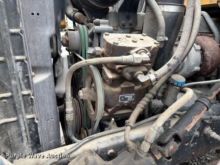 image for item FC5768 1990 Ford F800 oil distributor truck
