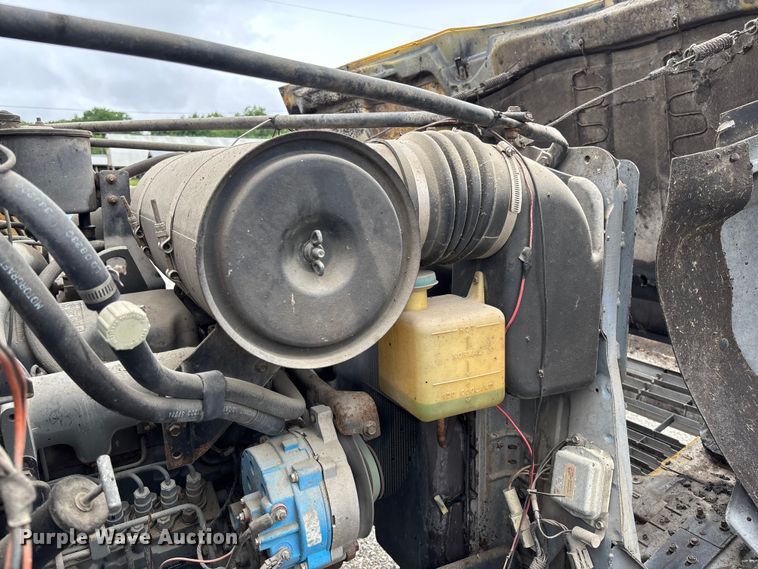 image for item FC5768 1990 Ford F800 oil distributor truck