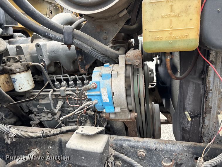 image for item FC5768 1990 Ford F800 oil distributor truck