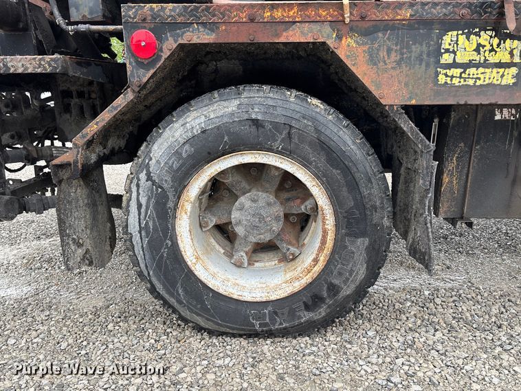 image for item FC5768 1990 Ford F800 oil distributor truck
