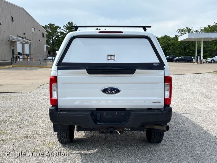 image for item FC5826 2017 Ford F250 Super Duty Crew Cab pickup truck