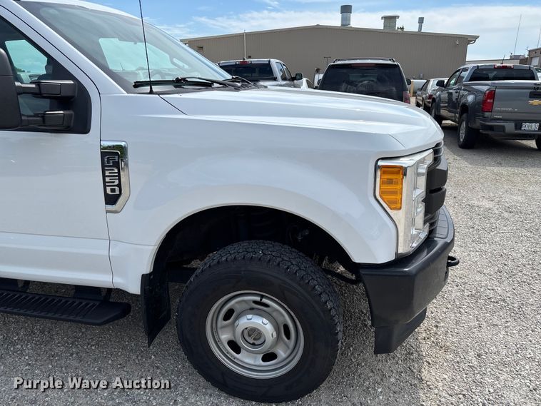 image for item FC5826 2017 Ford F250 Super Duty Crew Cab pickup truck