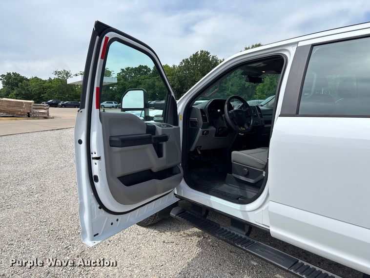 image for item FC5826 2017 Ford F250 Super Duty Crew Cab pickup truck