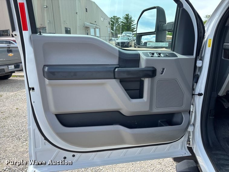 image for item FC5826 2017 Ford F250 Super Duty Crew Cab pickup truck