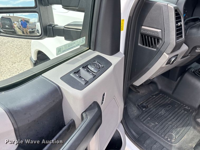 image for item FC5826 2017 Ford F250 Super Duty Crew Cab pickup truck