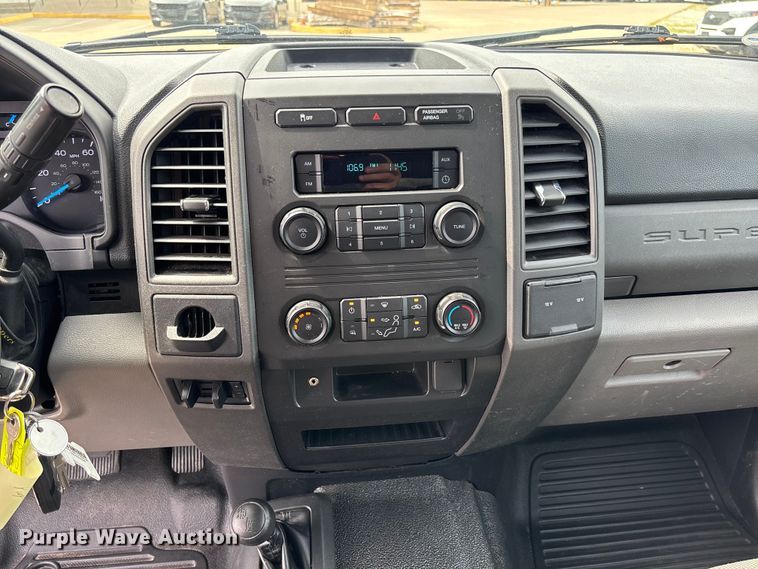 image for item FC5826 2017 Ford F250 Super Duty Crew Cab pickup truck