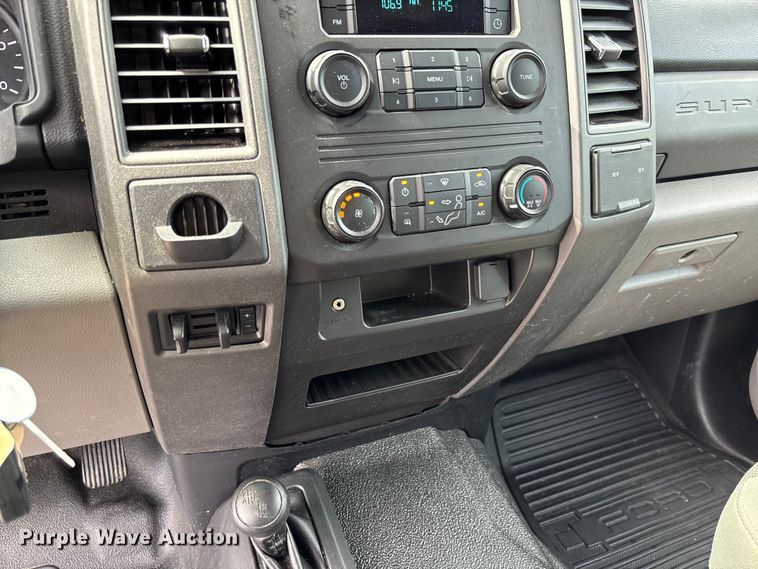 image for item FC5826 2017 Ford F250 Super Duty Crew Cab pickup truck