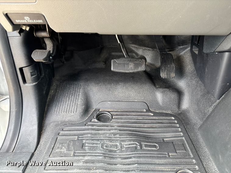 image for item FC5826 2017 Ford F250 Super Duty Crew Cab pickup truck